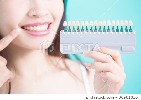 woman with tooth whiten 30961016