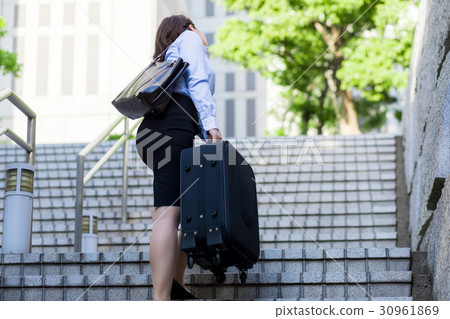 攀登帶著手提箱的婦女一個樓梯 攀登帶著手提箱的婦女一個樓梯 30961869