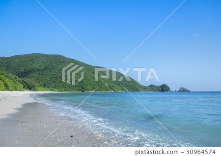 一個無雲的藍天和白色沙子海灘 一個無雲的藍天和白色沙子海灘 30964574