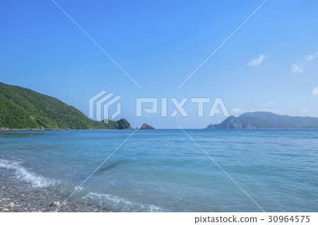 Blue sky and white sand beach, opposite shadow shadow 30964575