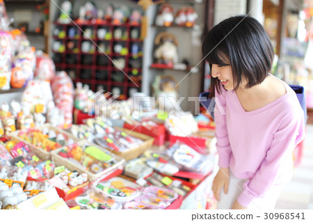 A young woman looking for souvenirs 30968541