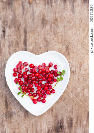 red forest cranberries heart plate wood 30971826