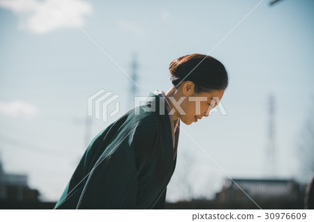visiting shrine or temple, shrine visit, female 30976609