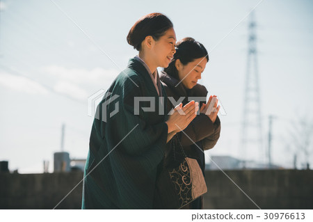 拜拜 祈禱安全分娩 父母和小孩 30976613