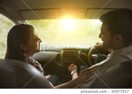 Rear view of young couple on road trip 30977057
