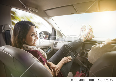Young couple on road trip 30977059