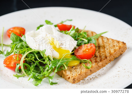 poached egg on toast 30977278