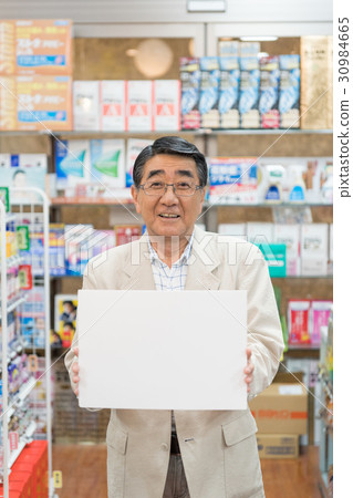 Senior male (pharmacy) Senior male (pharmacy) 30984665