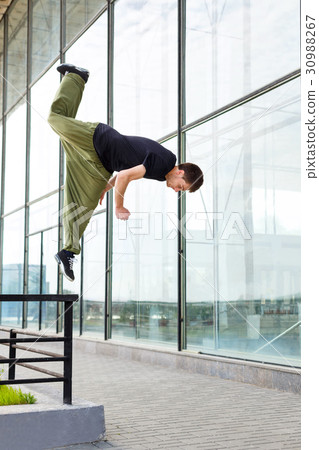 Parkour in the city 30988267