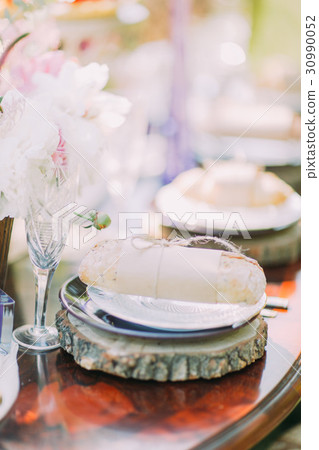 The side vertical photo of the wedding table The side vertical photo of the wedding table 30990052