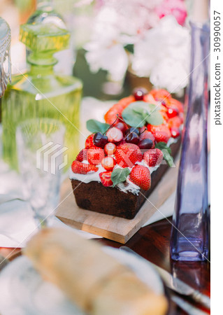 The vertical photo of the chocolade sponge fruit The vertical photo of the chocolade sponge fruit 30990057