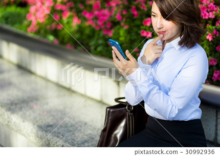 看智能手機認為的婦女 30992936