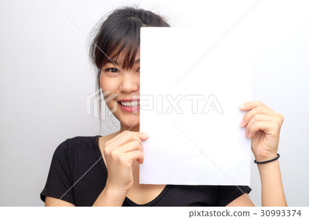 Smiling woman holding blank business paper card 30993374
