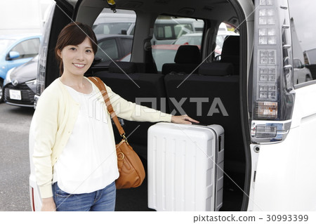 一個女人攜帶負載 30993399