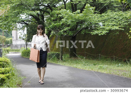 Woman shopping Woman shopping 30993674