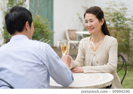 Middle couple lifestyle image 30994290