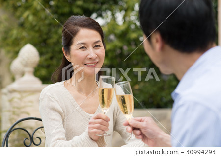 Middle couple lifestyle image 30994293