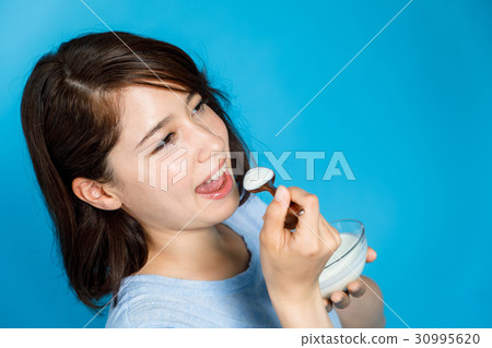 女人吃酸奶 30995620