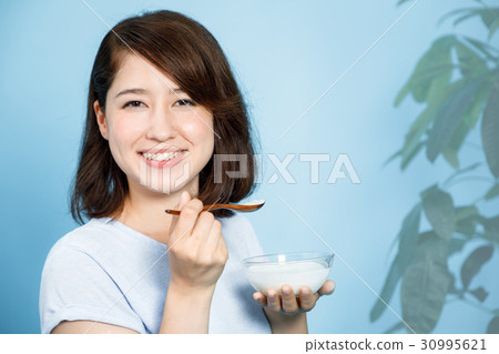 女人吃酸奶 30995621