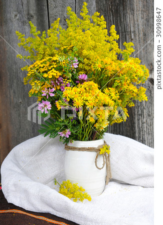 Beautiful bouquet of bright wildflowers 30998647