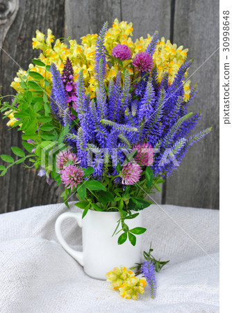 Beautiful bouquet of bright wildflowers 30998648