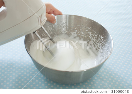 Making sweets at home and making meringue 31000048