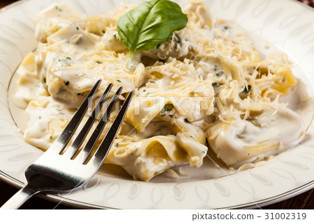 Italian tortellini in cream sauce 31002319