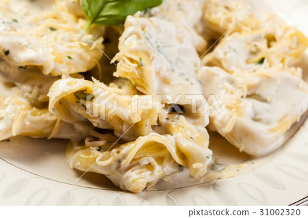 Italian tortellini in cream sauce 31002320