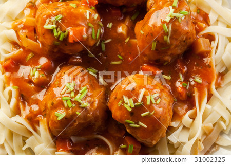 Pasta fettuccine and meatballs with tomato sauce 31002325