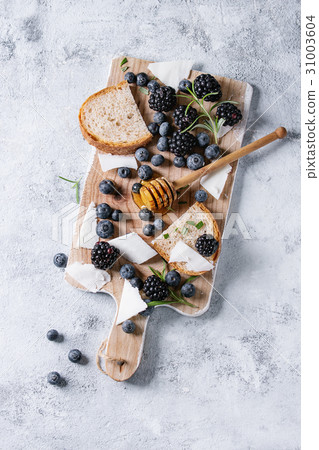 Berries, honey and rosemary Berries, honey and rosemary 31003604