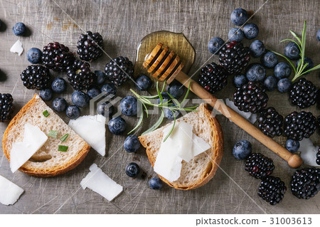 Berries, honey and rosemary 31003613