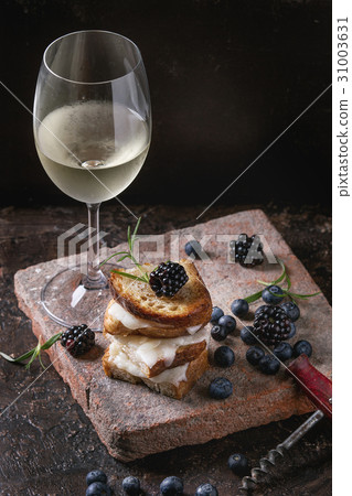 Sandwich with goat cheese and berries Sandwich with goat cheese and berries 31003631