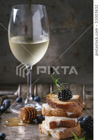 Sandwich with goat cheese and berries 31003632