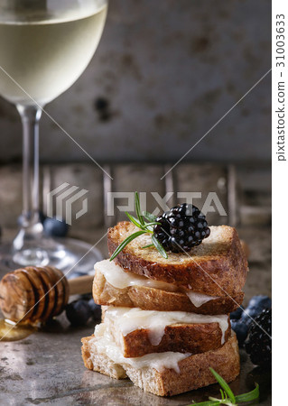 Sandwich with goat cheese and berries 31003633