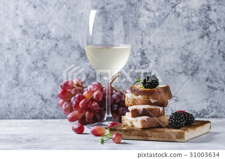 Sandwich with goat cheese and berries Sandwich with goat cheese and berries 31003634