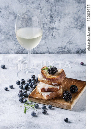 Sandwich with goat cheese and berries 31003635