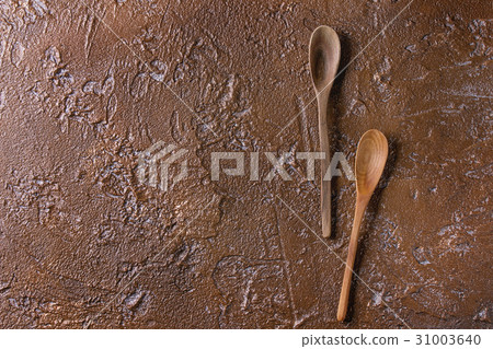 Two wooden spoons 31003640