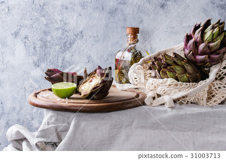 Uncooked purple artichokes 31003713