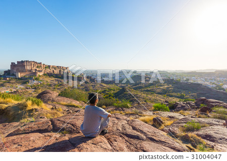 Tourist looking at view of Jodhpur fort 31004047