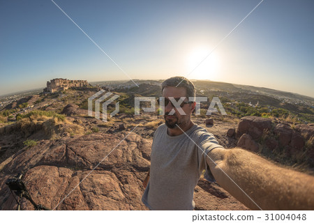 Tourist looking at view of Jodhpur fort 31004048
