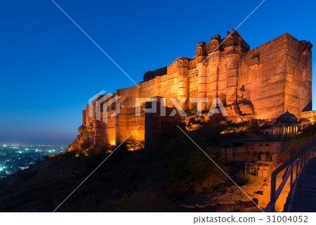 Glowing cityscape at Jodhpur at dusk Glowing cityscape at Jodhpur at dusk 31004052