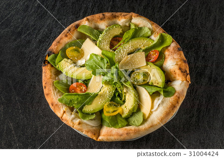 Vegetable Pizza with green-yellow vegetables 31004424
