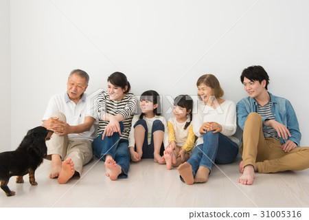 Three generations family casual portrait image Three generations family casual portrait image 31005316