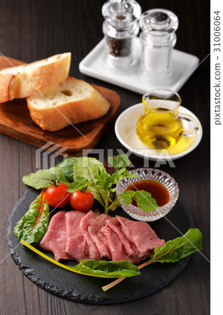 烤牛肉和法式麵包 烤牛肉和法式麵包 31006064