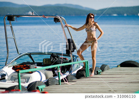 woman  with  motorboat 31006110