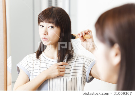 Female hair care brushing beauty skin care 31009367