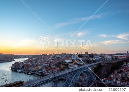 Evening view of Porto (Portugal) 31009397