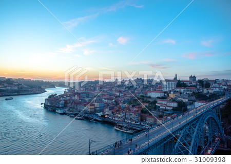 Evening view of Porto (Portugal) 31009398