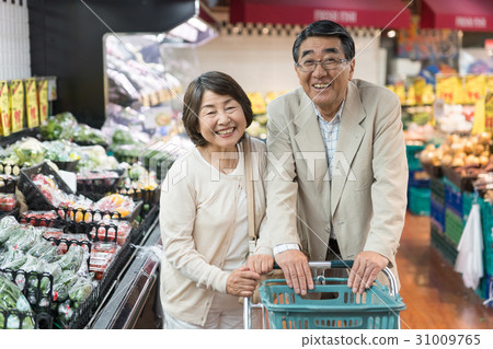 在超市的資深夫婦購物 在超市的資深夫婦購物 31009765