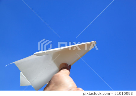 Blue sky and paper airplane 31010098